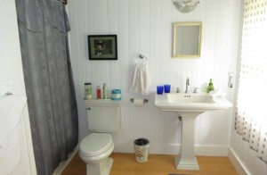 Waipio Wayside, Plantation Room, full bathroom